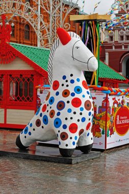 Moskova, Rusya - 27 Şubat 2017: Geleneksel Dymkovo oyuncak at Sanat nesnesi Rus ulusal Festivali, Moskova 