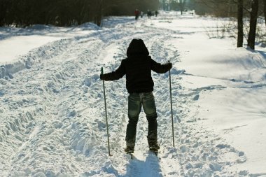 Çocuk Kayak Kış parkta arkadan görünüm