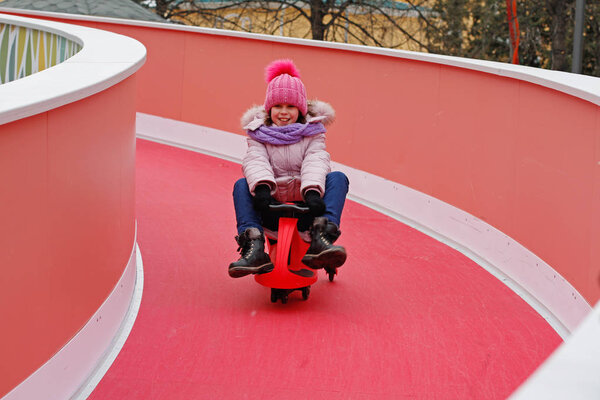 Москва, Россия - 25 февраля 2017 года: Улыбка девушки на санках на российском национальном фестивале "Масленица" на Тверской площади в Москве
