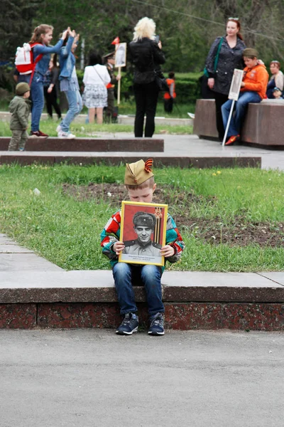 Volgograd Russie Mai 2017 Garçon Tient Portrait Leur Parent Dans — Photo