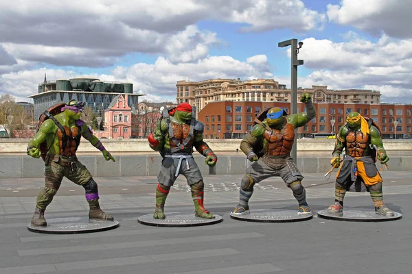 Moskova, Rusya - 23 Nisan 2016: Teenage mutant ninja turtles rakamlar parkta Muzeon Moskova
