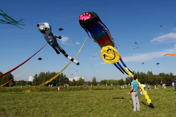 莫斯科 俄罗斯 2016年8月27日 在莫斯科 Tsaritsyno 公园的风筝节上 人类发射风筝进入天空 — 图库照片