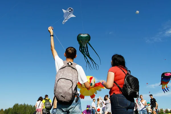 Moskou Rusland Augustus 2016 Mensen Launche Een Vlieger Lucht Kite — Stockfoto