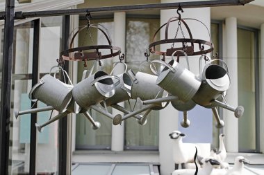 Metal çelik sulama kutular üzerinde kurutma makinesi açık havada asılı