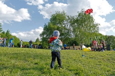 Moskova, Rusya - 27 Mayıs 2017: Uğur böceği uçurtma Uçurtma Festivali, Moskova Park Tsaritsyno göğe başlattı çocuk