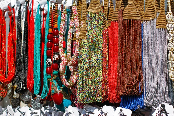 Bunte Handgefertigte Halsketten Und Armband Mit Perlen Auf Dem Markt — Stockfoto