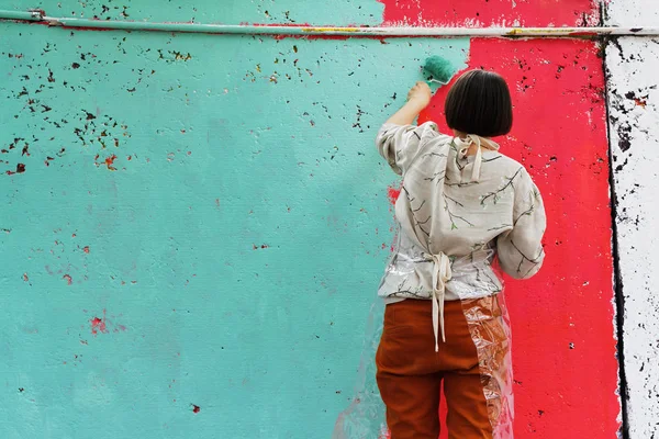 Moscow Russia May 2017 Woman Paints Concrete Fence Festival Seasons — Stock Photo, Image