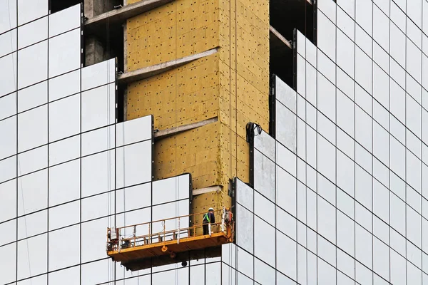 Werknemer Steiger Lift Evens Isolatieplaten Hoek Van Nieuwbouw — Stockfoto