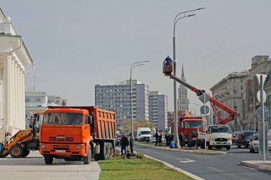 Moskova, Rusya - 25 Eylül 2017: Çalışanlar Moskova'da bir elektrik direği üzerinde çim ve üretmek elektrik tesisatı elinizdeki