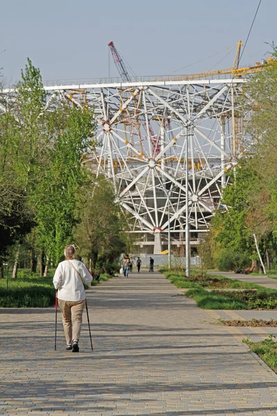 Volgograd Rússia Maio 2017 Senior Woman Hiking Park Background Construction — Fotografia de Stock