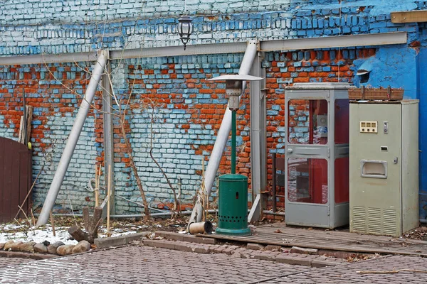 Старая Советская Телефонная Будка Содовая Машина Газовый Обогреватель Патио Дворе — стоковое фото