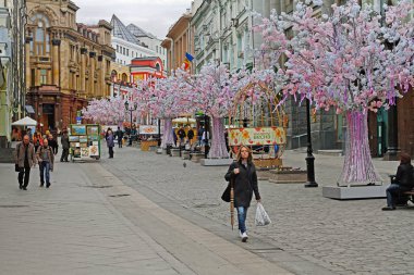 Moskova, Rusya - 28 Nisan 2016: Kuznetsk köprü ilkbaharda Moskova'da insanlar.