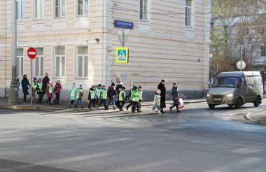 Moskova, Rusya - 24 Şubat 2017: Organize grup çocukların yansıtıcı yelek yetişkin Moskova'da eşliğinde yol geçiş