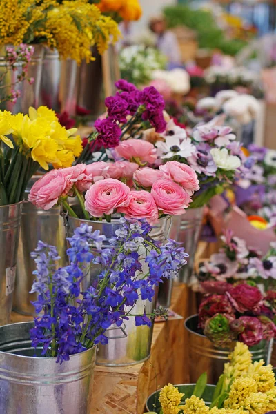 Diferentes Flores Bonitas Vasos Metal Mercado — Fotografia de Stock