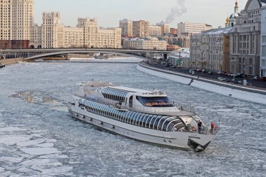 Moskova, Rusya - 09 Mart 2018: Moskova'da Moskova Nehri üzerinde 