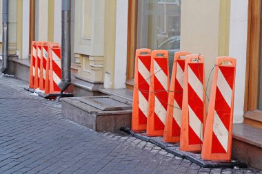 Bina Cephe boyunca yapılan uzun turuncu sütunlar plastik biçiminde sokak çitler standı