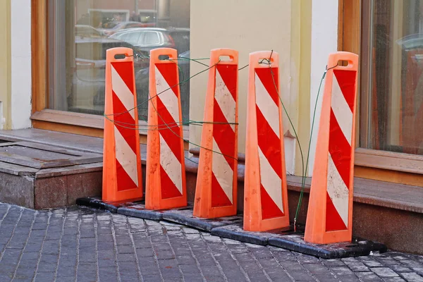 Street Fences Form Tall Orange Pillars Plastic Stand Facade Building — Stock Photo, Image