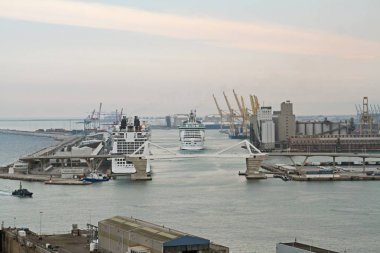 Barcelona, İspanya - 14 Eylül 2014: Barselona bağlantı noktası büyük yolculukları, modern köprü ve Akdeniz ile havadan görünümü