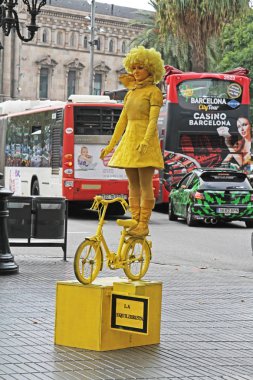 Barcelona, İspanya - 14 Eylül 2014: Sarı boyalı yaşam heykel bisiklet, Barcelona'da Ramblas cadde üzerinde
