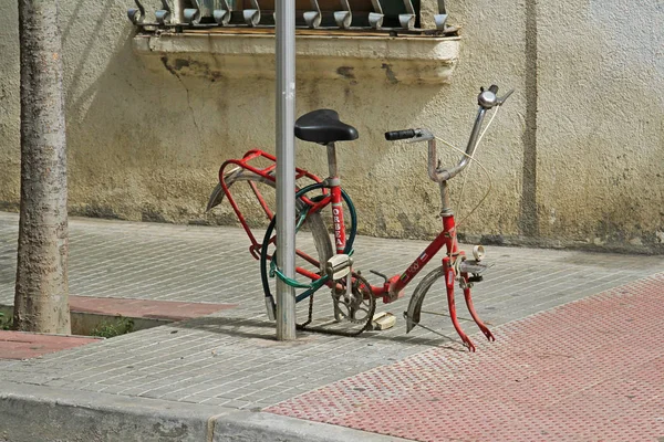 Calella Spanien September 2014 Vergessenes Rotes Fahrrad Einer Säule Mit — Stockfoto