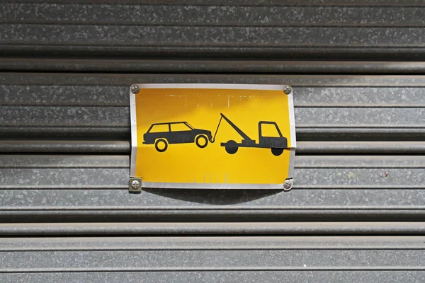 Шляховий Знак Евакуатор Висить Фасаді Гаражні Ворота Калелла Іспанія — стокове фото