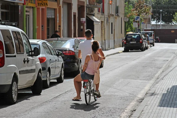 Калелья Испания Сентября 2014 Вид Сзади Пару Катающуюся Велосипеде Улице — стоковое фото