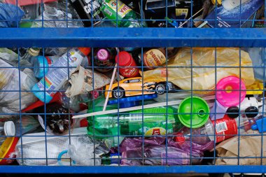 Vidnoe, Rusya - 16 Haziran 2019: Vidnoe 'nun bahçesinde geri dönüşüm için demir ağındaki kuru atık ürünleri