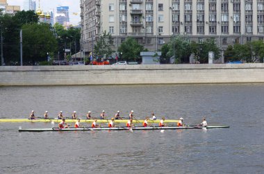 Moskova, Rusya - 15 Haziran 2013: Moskova nehrinde insanlar tekne yarışında kürek çekiyor