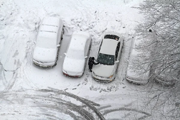 Vidnoe Moscow Region Russia February 2019 Man Scraping Snow Ice — Stock Photo, Image