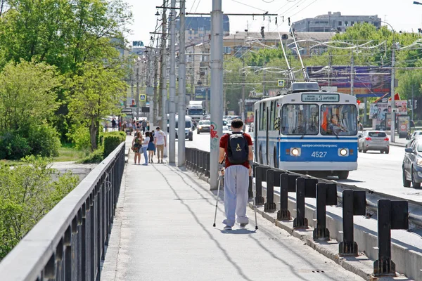 Volgograd Russie Mai 2019 Homme Avec Des Béquilles Marche Long — Photo