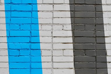 Renkli (gri, beyaz ve mavi) arka plan, doku olarak boyanmış tuğla duvar