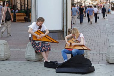 Moskova, Rusya - 11 Haziran 2019: Genç kadınlar Moskova 'daki bir sokak konserinde geleneksel Gusli çalıyorlar
