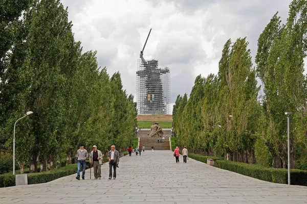 Volgograd Rússia Setembro 2019 Pessoas Caminham Pelo Beco Dos Álamos — Fotografia de Stock