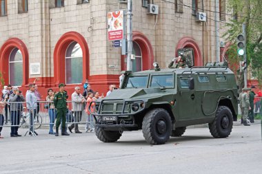 Volgograd, Rusya - 04 Mayıs 2019: Volgograd Zafer Günü onuruna düzenlenen askeri geçit töreninin kostümlü provası sırasında meydanda zırhlı bir araç olan 