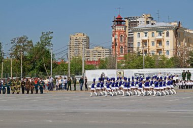Volgograd, Rusya - 07 Mayıs 2019: Volgograd 'daki Zafer Günü onuruna düzenlenen askeri geçit töreninin kostümlü provası sırasında Düşmüş Savaşçılar Meydanı' nın güzel yürüyüş meydanında davul çalan üniformalı kadınlar