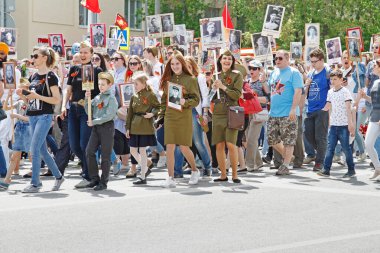 Volgograd, Rusya - 09 Mayıs 2019: İkinci Dünya Savaşı üniformalı Sovyet kadın askerleri ve Volgograd Zafer Günü 'nde sokakta yürüyen 