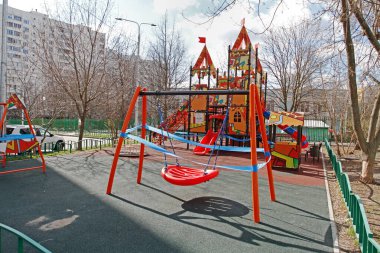 Vidnoe (Moskova bölgesi) - 12 Nisan 2020: Vidnoe 'nun avlusunda COVID-2019 karantinası için çocuk parkı kapatıldı