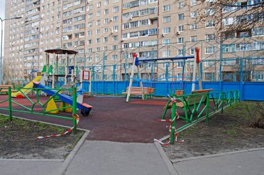 Vidnoe (Moskova bölgesi) - 12 Nisan 2020: Vidnoe avlusundaki COVID-2019 karantinası sırasında oyun alanına izinsiz giriş