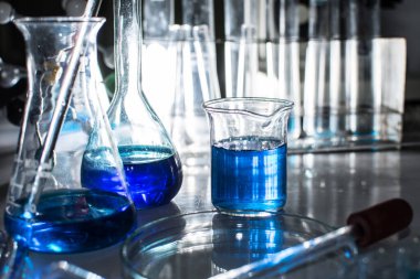 Bilim ve kimya üzerine ekipman ve deneyler. Kimyasal deneylerde ya da biyolojik ilaç üretiminde kullanılmak .