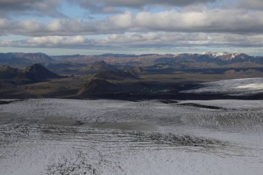 İzlanda buzulları üzerinde helikopter yolculuğu. 