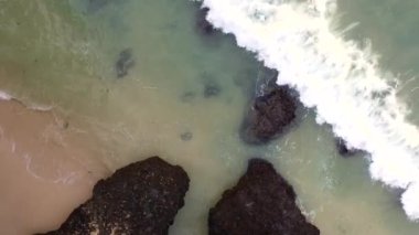 Kayalar ve kumlu plaja Bali, Endonezya kırma dalga