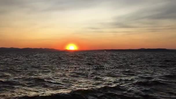 Sol poniéndose en un oscuro mar tormentoso — Vídeos de Stock