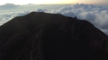 Agung yanardağ krater Bali, Endonezya (Hava video yukarıda Rising)
