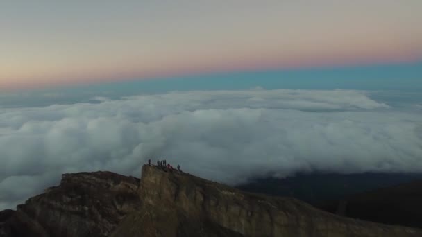 Panorama Flygfoto över en soluppgång på toppen av vulkanen Gunung Agung i Bali, Indonesien — Stockvideo