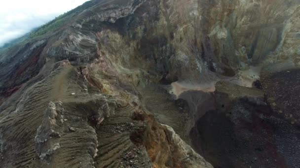 Descendiendo al cráter del volcán Agung en Bali, Indonesia (video aéreo ) — Vídeos de Stock