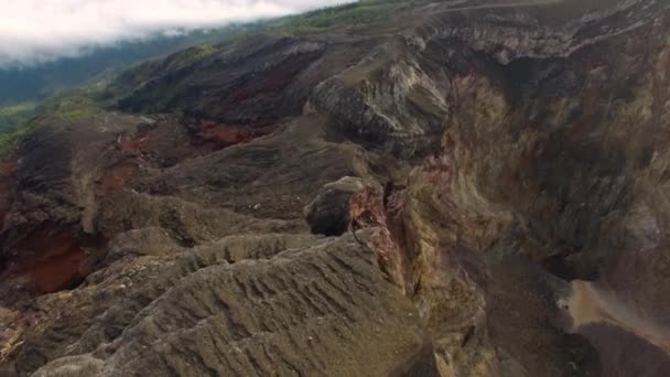 Voando sobre a borda da cratera do vulcão Agung em Bali, Indonésia (vídeo aéreo ) — Vídeo de Stock