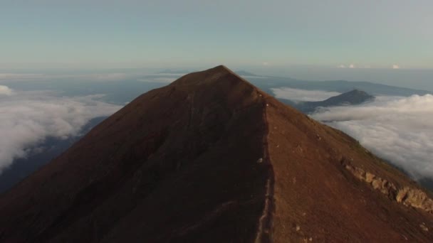 Flug über einen Pfad am Kamm des Agung-Vulkans in Bali, Indonesien (Luftbild)) — Stockvideo