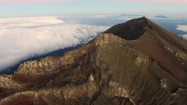 Flying to the edge of the Agung volcano crater in Bali, Indonesia (aerial video) — Stock Video
