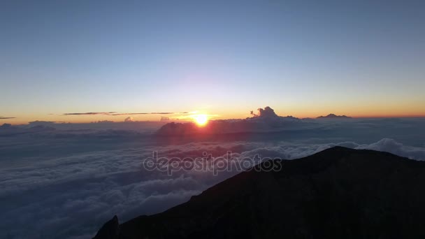 Aerial video of the sun rising at the top of Agung volcano (Bali, Indonesia) — Stock Video