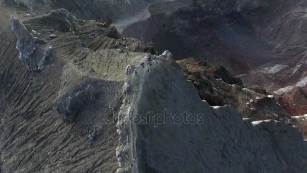 インドネシア ・ バリ島 (空中ビデオ アグン火山のクレーターのエッジへのトレイルします。) — ストック動画